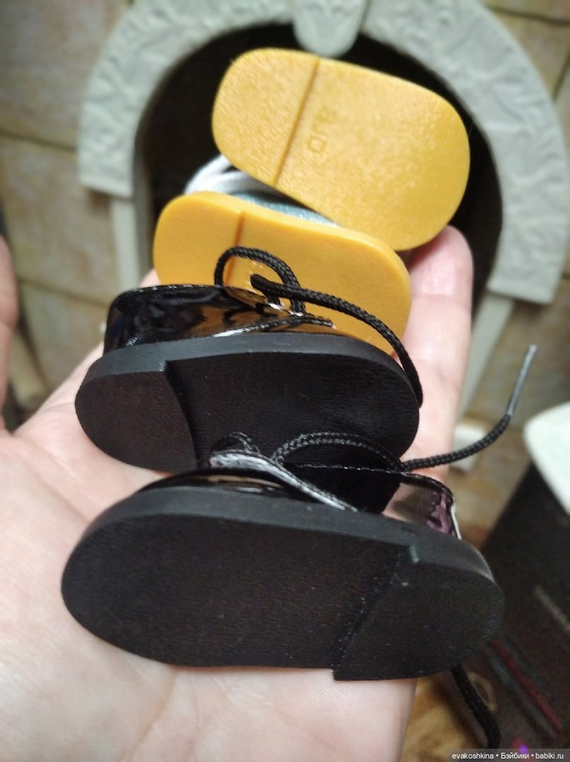 Пора готовиться к прохладе, примерка обуви куклам с ножкой около 5 см (фото 2)