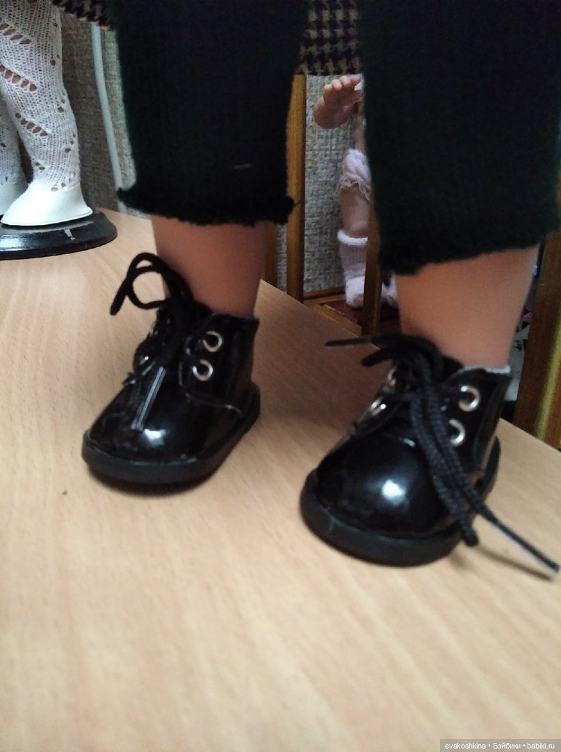 Пора готовиться к прохладе, примерка обуви куклам с ножкой около 5 см (фото 5)