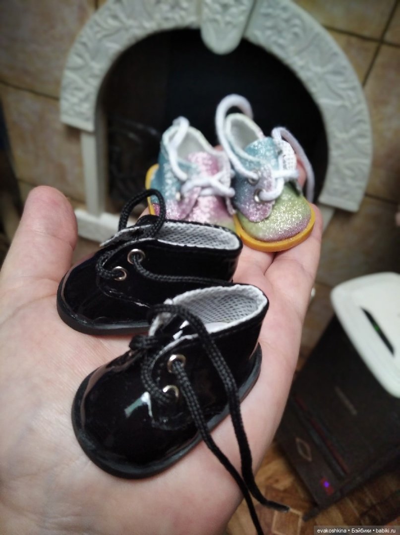 Пора готовиться к прохладе, примерка обуви куклам с ножкой около 5 см