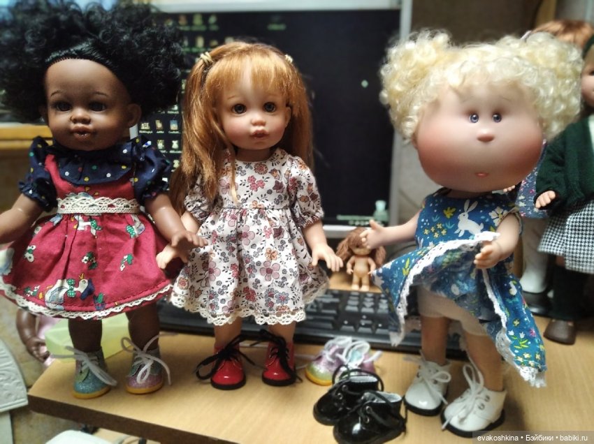 Пора готовиться к прохладе, примерка обуви куклам с ножкой около 5 см (фото 6)