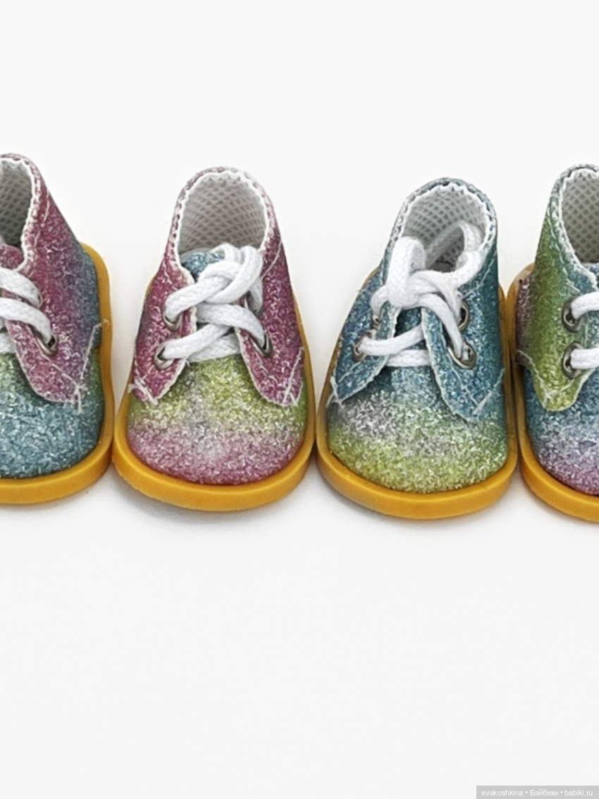 Пора готовиться к прохладе, примерка обуви куклам с ножкой около 5 см