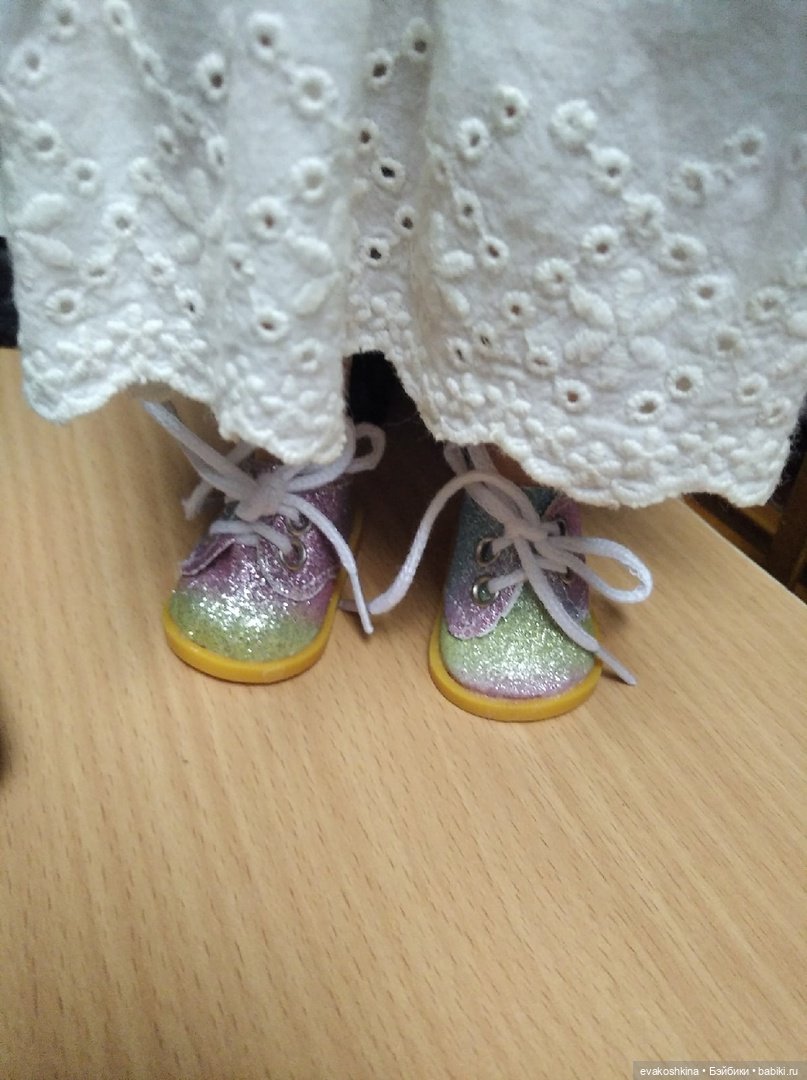 Пора готовиться к прохладе, примерка обуви куклам с ножкой около 5 см