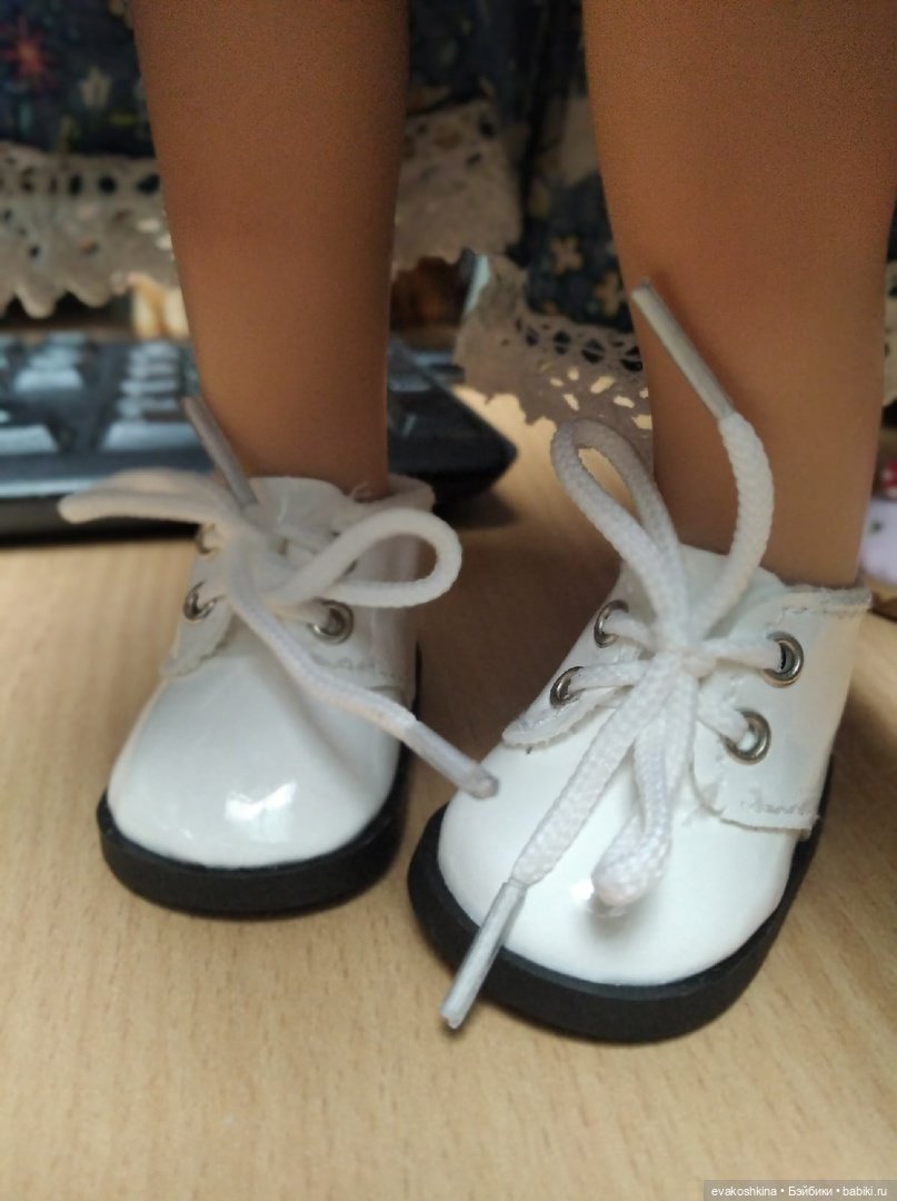 Пора готовиться к прохладе, примерка обуви куклам с ножкой около 5 см (фото 7)