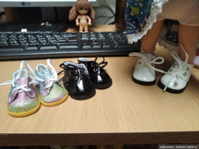 Пора готовиться к прохладе, примерка обуви куклам с ножкой около 5 см (фото 3)