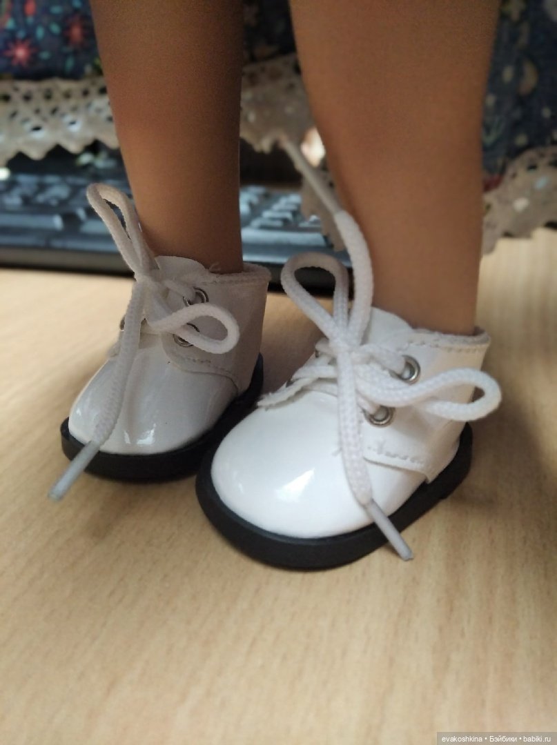 Пора готовиться к прохладе, примерка обуви куклам с ножкой около 5 см (фото 9)