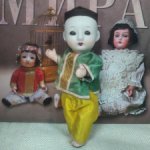 Старинная  кукла - маленький азиат с косичкой в жёлто-зелёном шёлковом костюме.