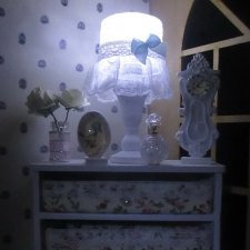Комод "Милый Шебби Шик" с настольной лампой и аксессуарами.Для кукол от 12 до 20 см