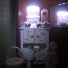 Комод в стиле Шебби Шик c настольной лампой и много милых аксессуаров.Для кукол разного масштаба