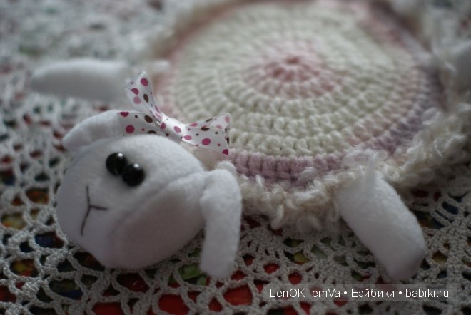 Овечка-подставка немного грустит