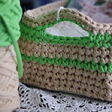 Корзинка из трикотажной пряжи для кукольных нарядов