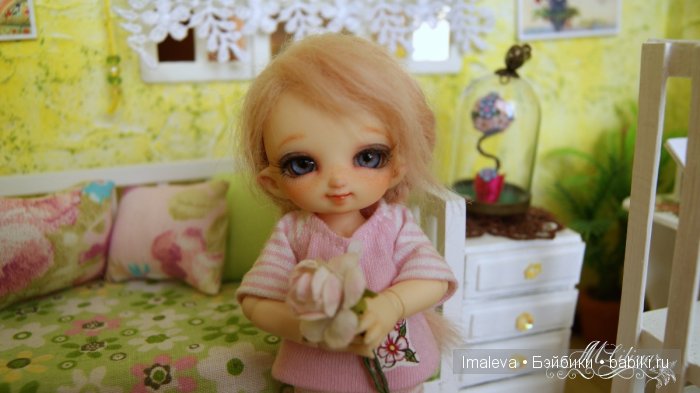 А к нам приехал крошечный ребенок