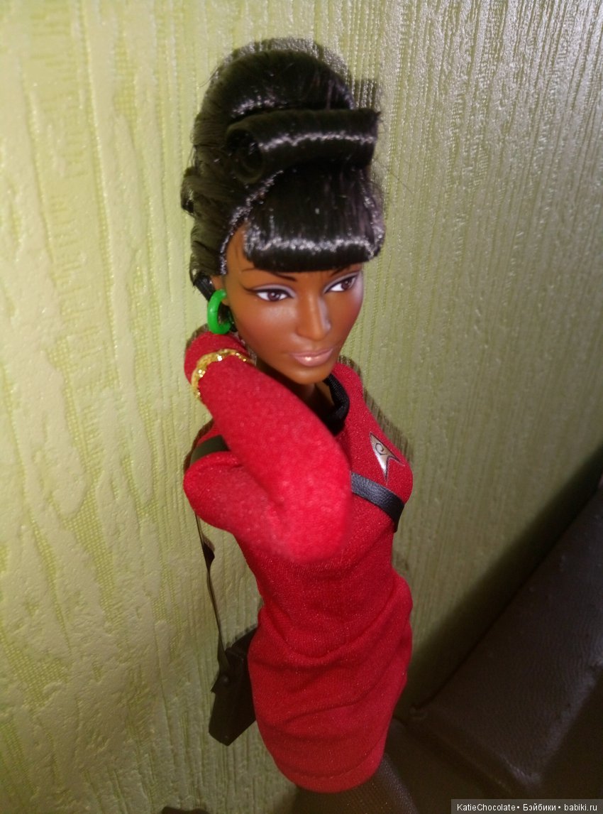 Обзор: Star Trek 50th Anniversary Barbie - Uhura