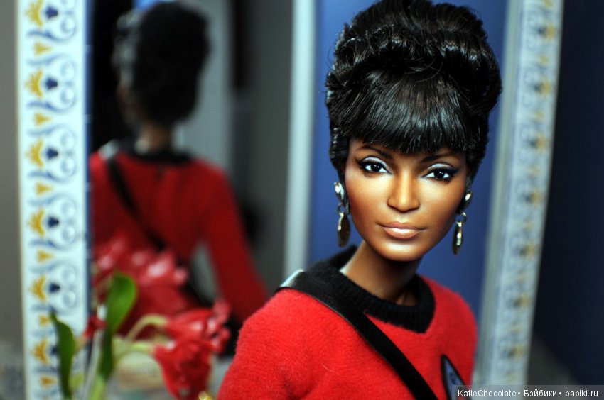 Обзор: Star Trek 50th Anniversary Barbie - Uhura