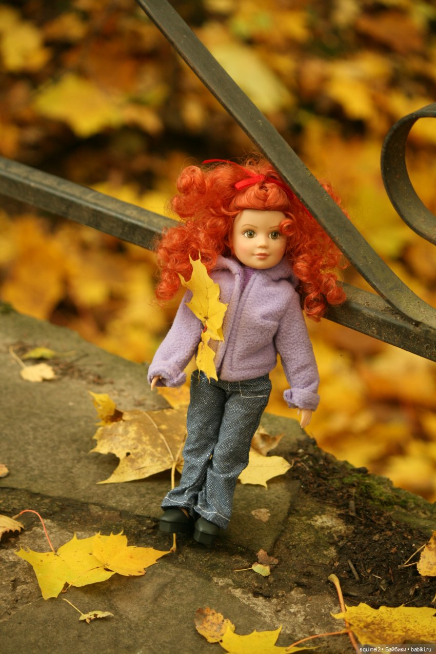 Кроет уж лист золотой влажную землю в лесу