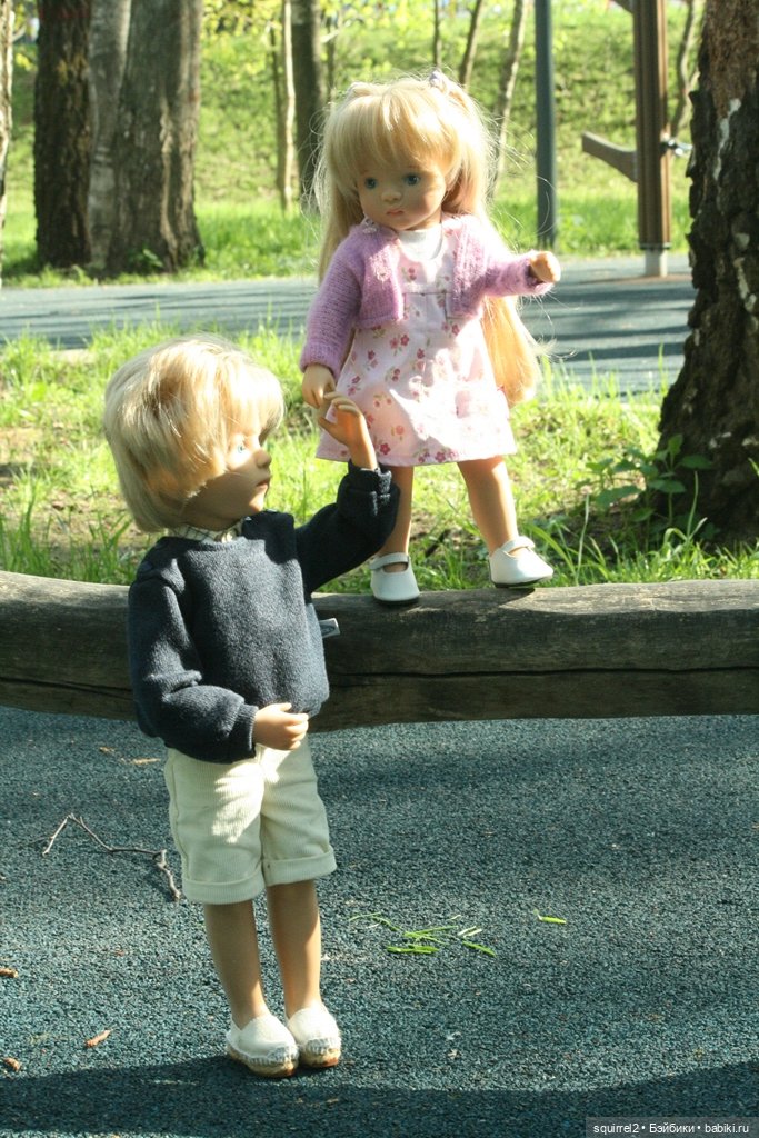 Майская прогулка. Тара и старший брат