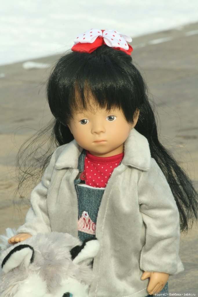 Девочка и собака. Весення прогулка