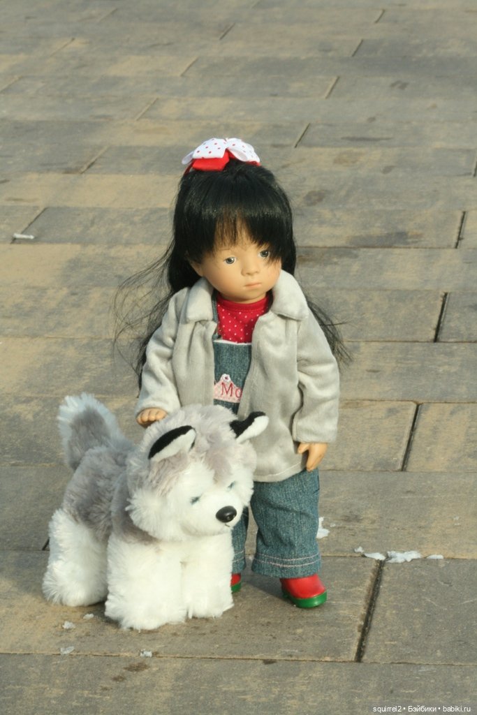 Девочка и собака. Весення прогулка