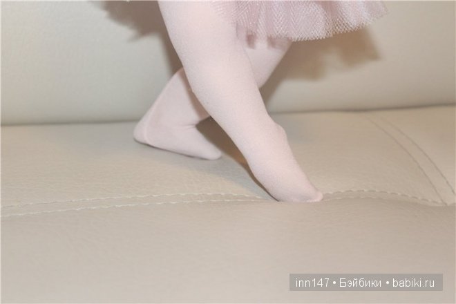 Моя маленькая балеринка Little Carnation, фарфоровая кукла от Эштона Дрейка | Бэйбики Моя маленькая балеринка Little Carnation, фарфоровая кукла от Эштона Дрейка (фото 4)