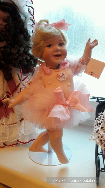Моя маленькая балеринка Little Carnation, фарфоровая кукла от Эштона Дрейка | Бэйбики Моя маленькая балеринка Little Carnation, фарфоровая кукла от Эштона Дрейка (фото 5)