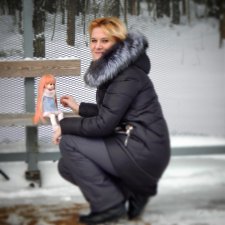 Меня девочка ждала на остановке в г. Зеленогорске, близ Санкт-Петербурга