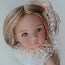 Маленькая девочка в нежно-голубом