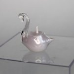 Миниатюрный стеклянный лебедь с залитой свечой.