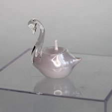 Миниатюрный стеклянный лебедь с залитой свечой.
