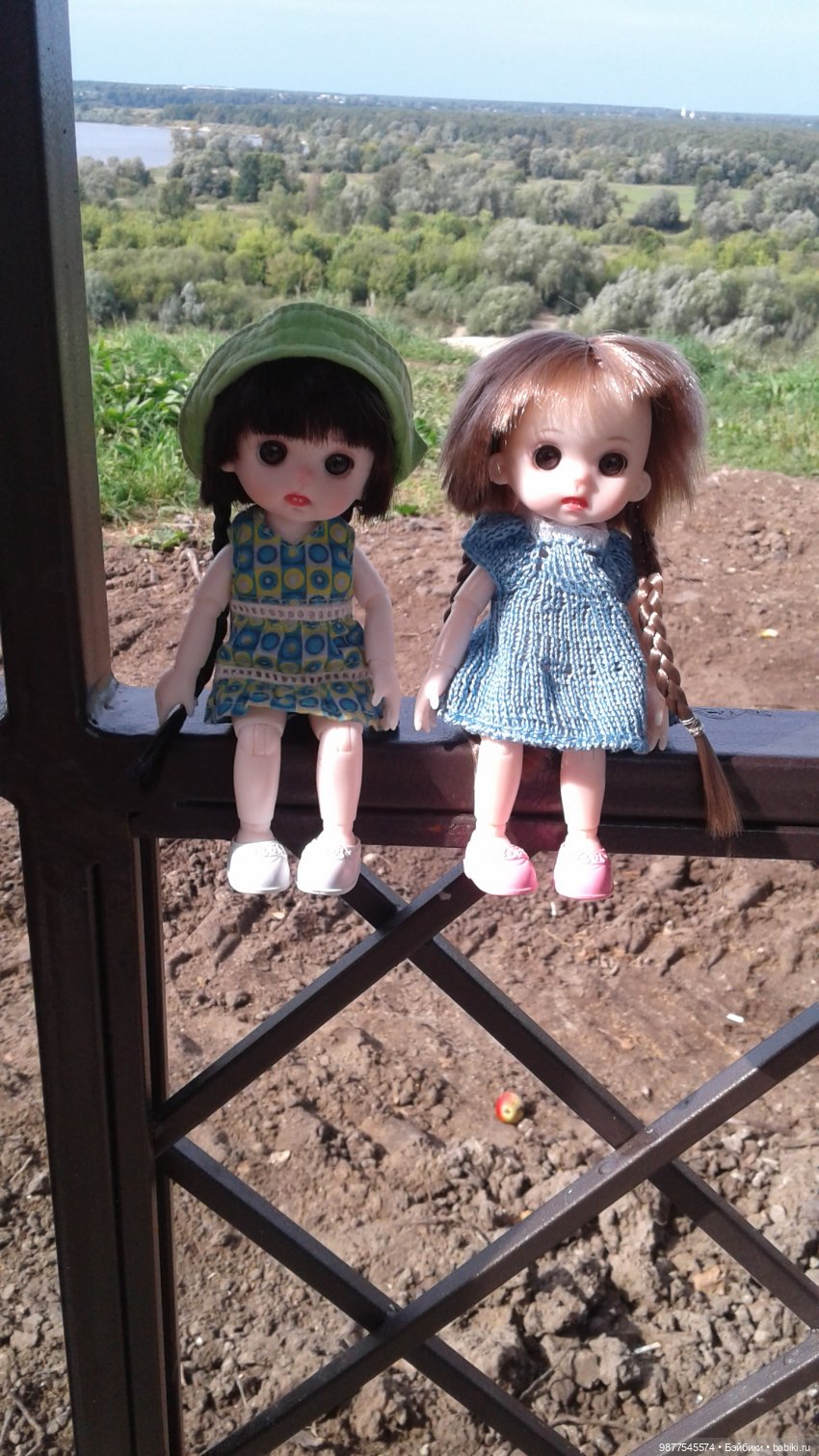 Анютка с сестренкой Аленкой