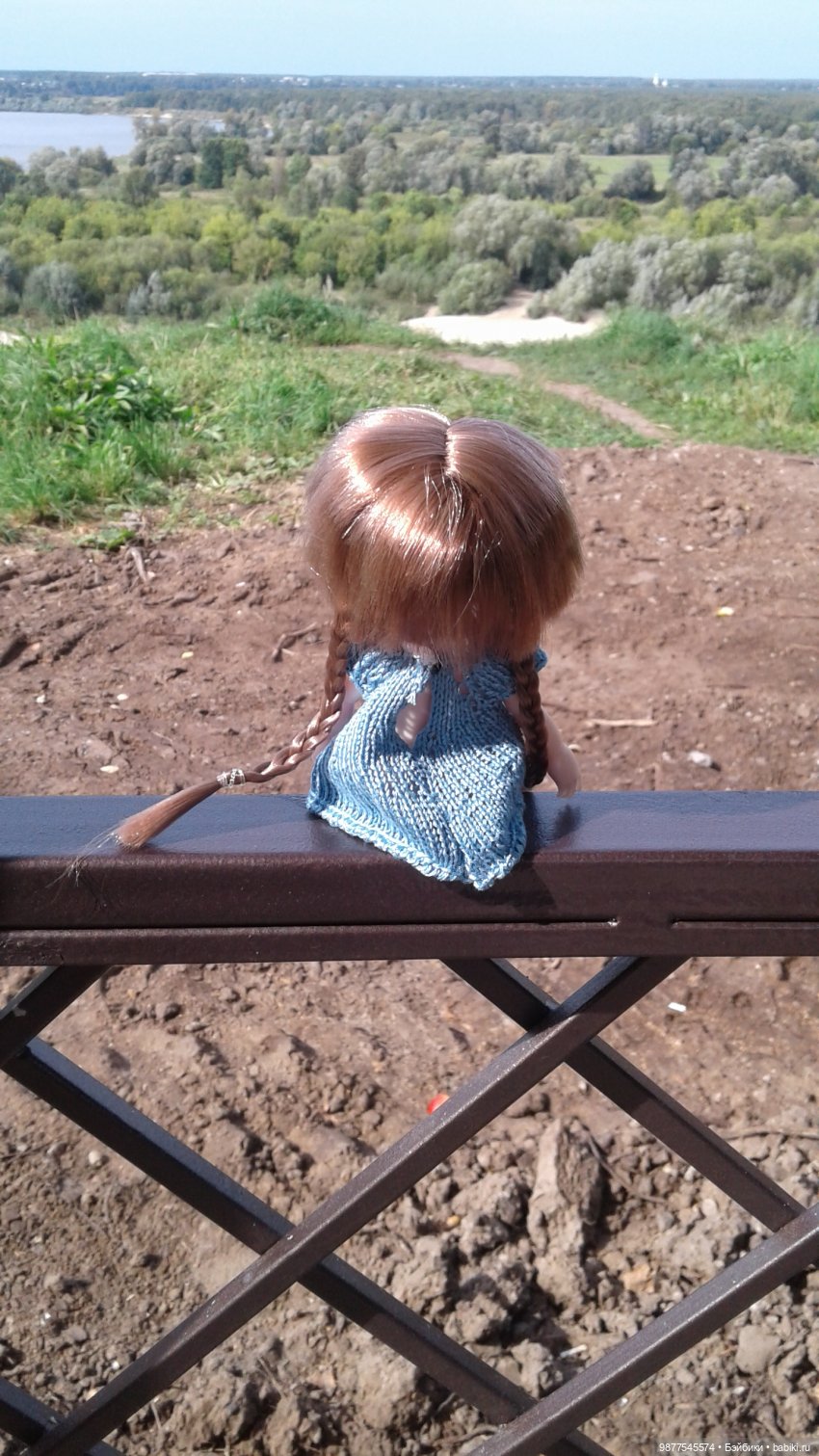 Анютка с сестренкой Аленкой