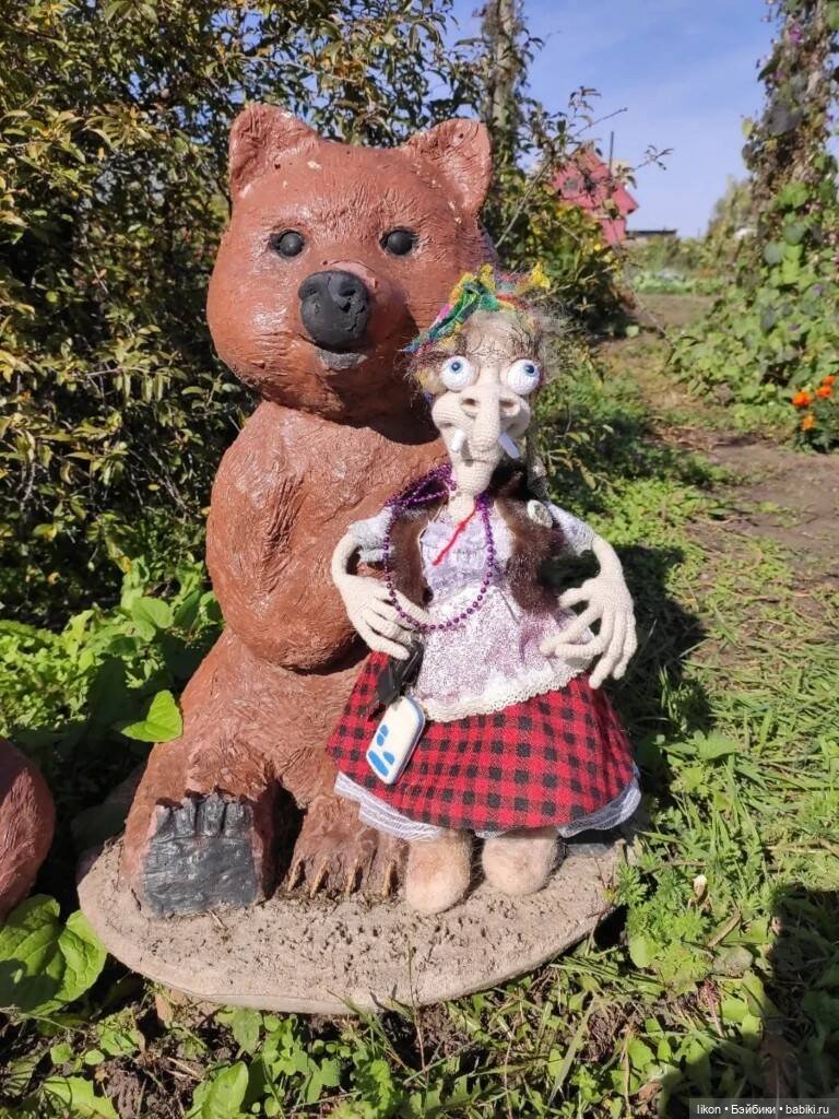 Баба Яга на природе — Авторские вязаные куклы: интерьерные (фото 3)