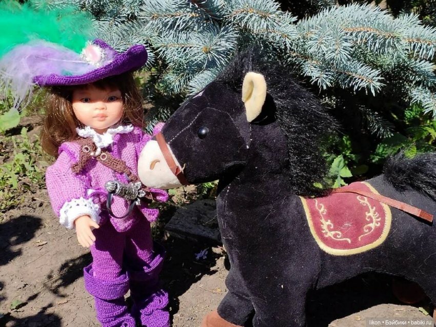 Мушкетер в деревне, с конем (фото 3)