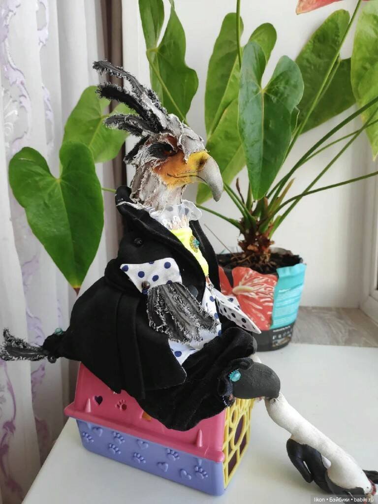 Птица секретарь приглашает всех на чай