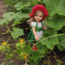 Красная шапочка, пока без волка