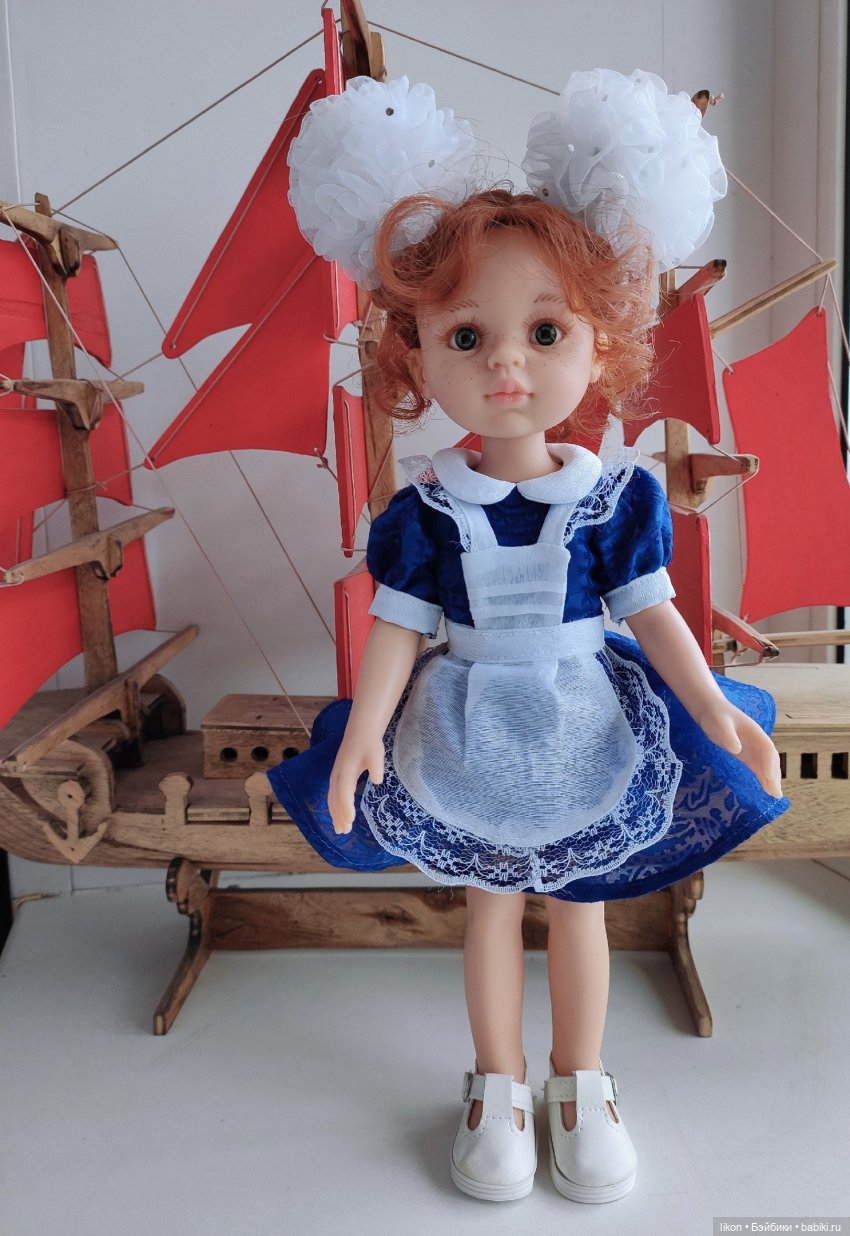 С праздником 1 сентября поздравляет Кристи