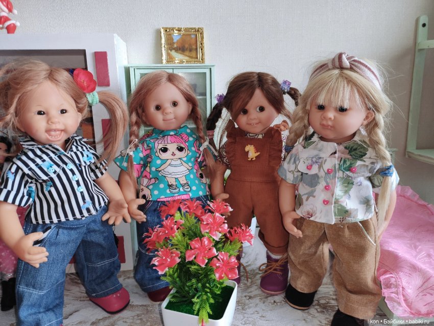 К нам новенькая приехала. Такая проказница
