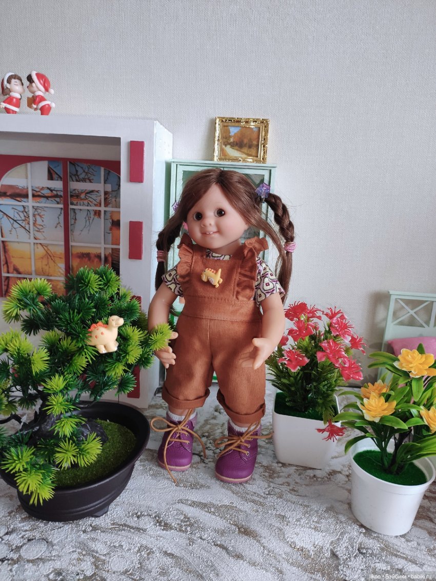 К нам новенькая приехала. Такая проказница