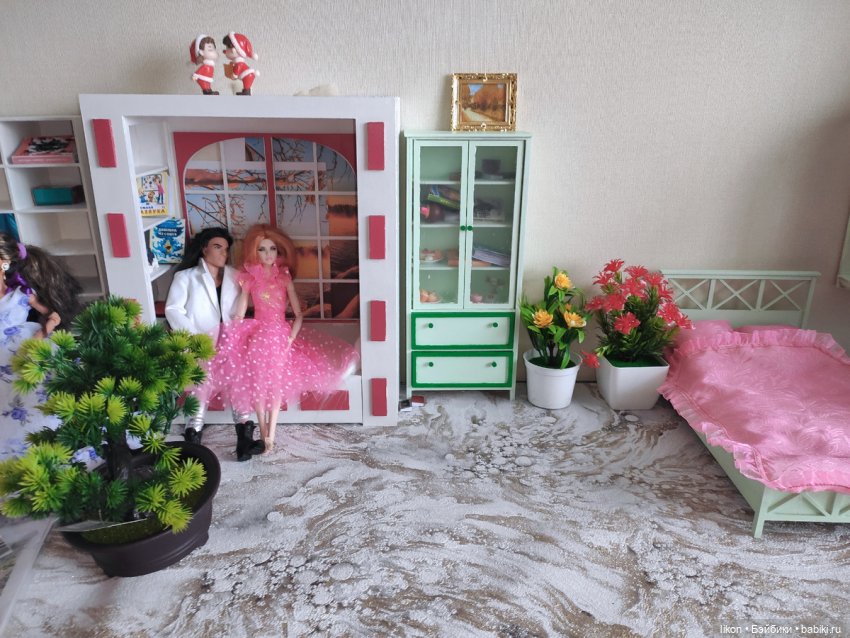К нам новенькая приехала. Такая проказница