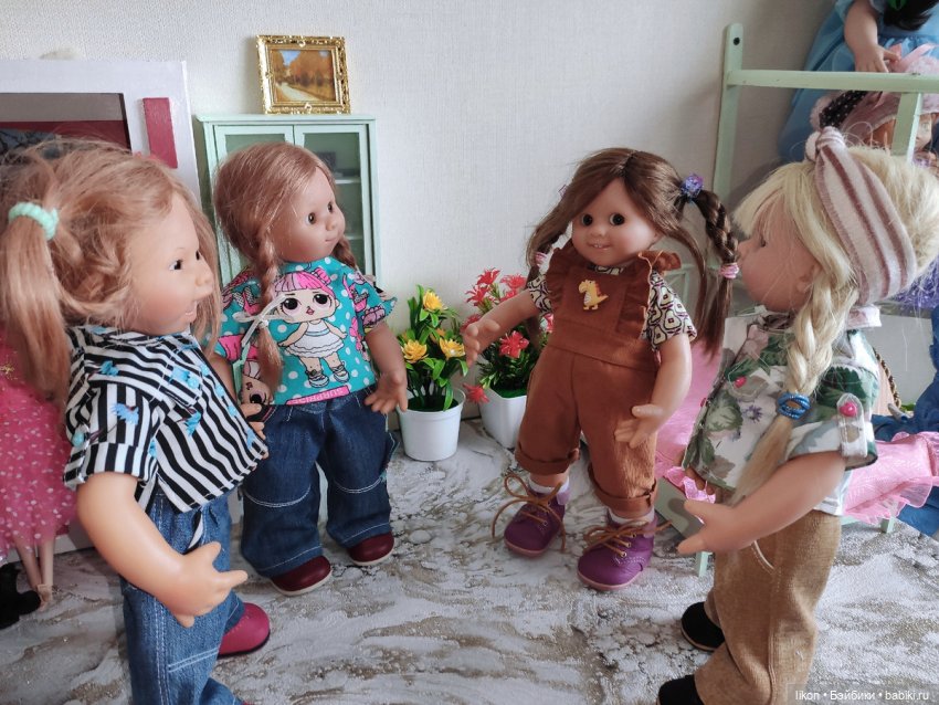 К нам новенькая приехала. Такая проказница