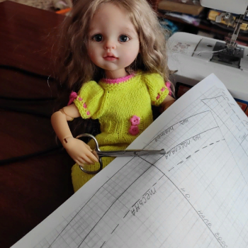 А давай сегодня будем шить костюм "Снегурочки", ведь совсем скоро Новый Год!