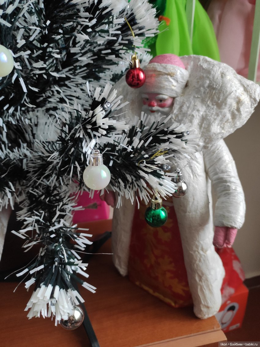 Прибрались, можно и елочку нарядить