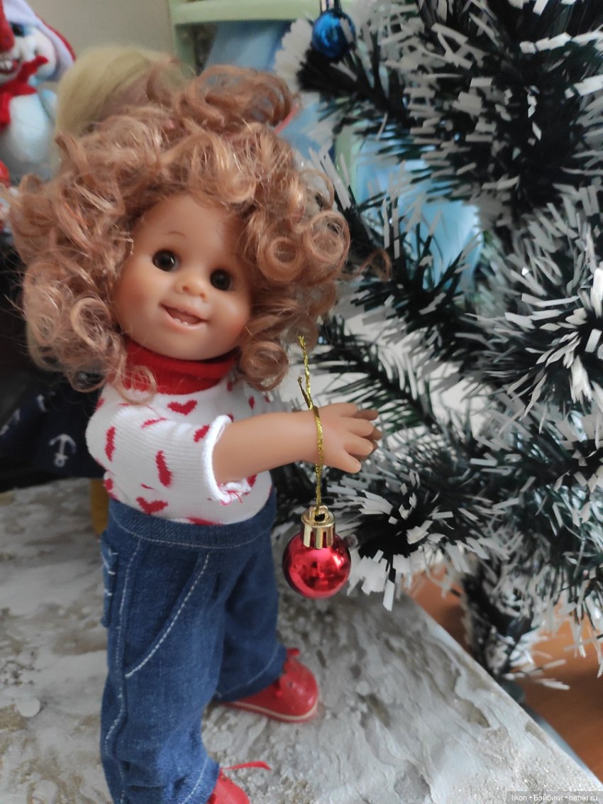 Прибрались, можно и елочку нарядить