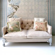 Диван с подушками