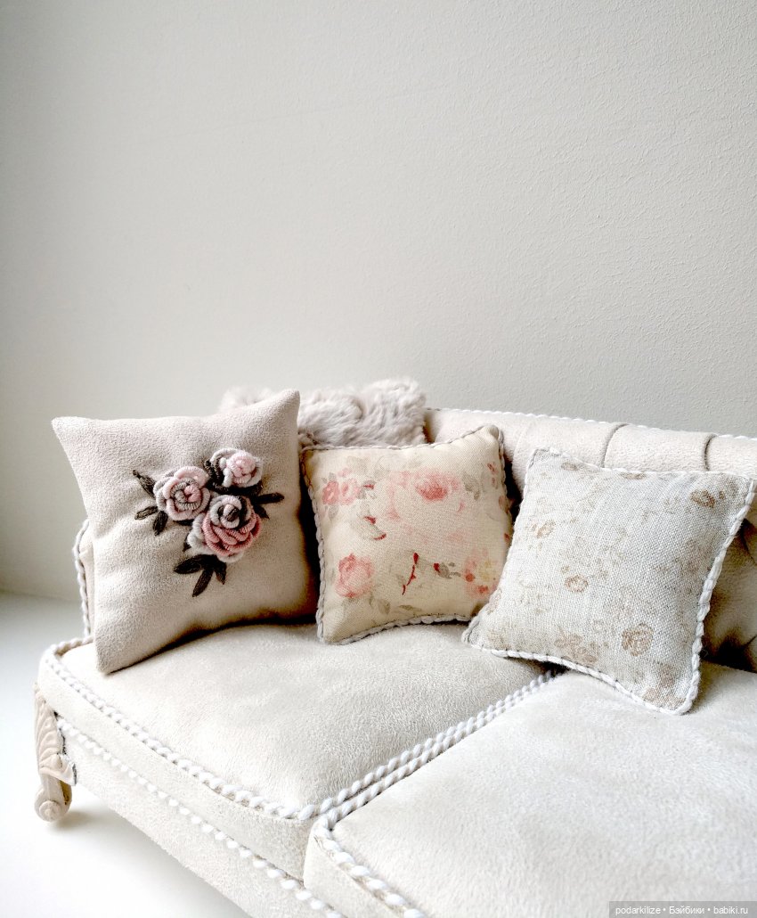 Диван двухместный с декоративными подушками (фото 2)