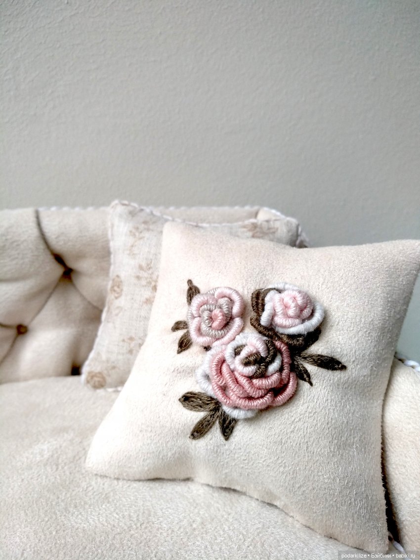 Диван двухместный с декоративными подушками (фото 5)