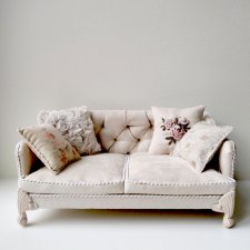 Диван двухместный с декоративными подушками