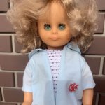 Красивая кудряшка с пепельными волосами