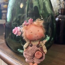 Авторская кукла-брошь