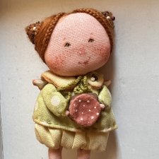 Авторская куколка-брошь