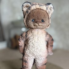 Статичный мишка в костюме тигра