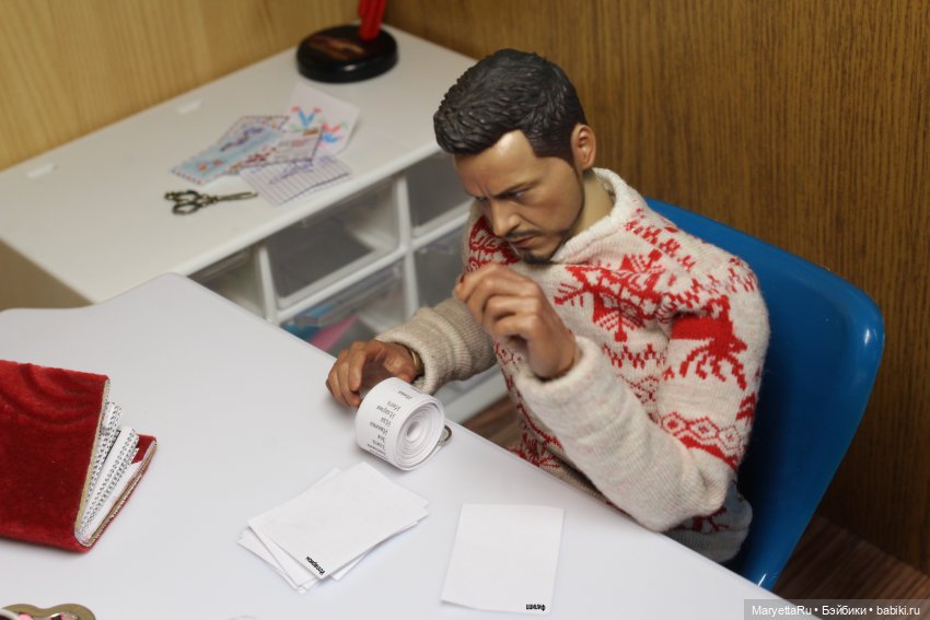 Дед Мороз и "Э.Л.Ь.Ф.ы". К нему попадают шифровки